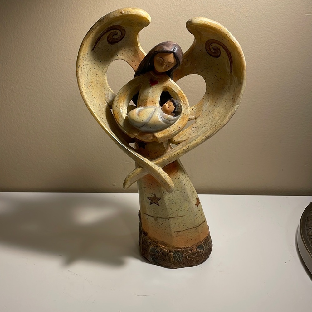 👼 Sweet Resin Angel Statue – gentle embrace of serenity and love